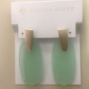 Kendra Scott Aragon Earring in Chalcedony.